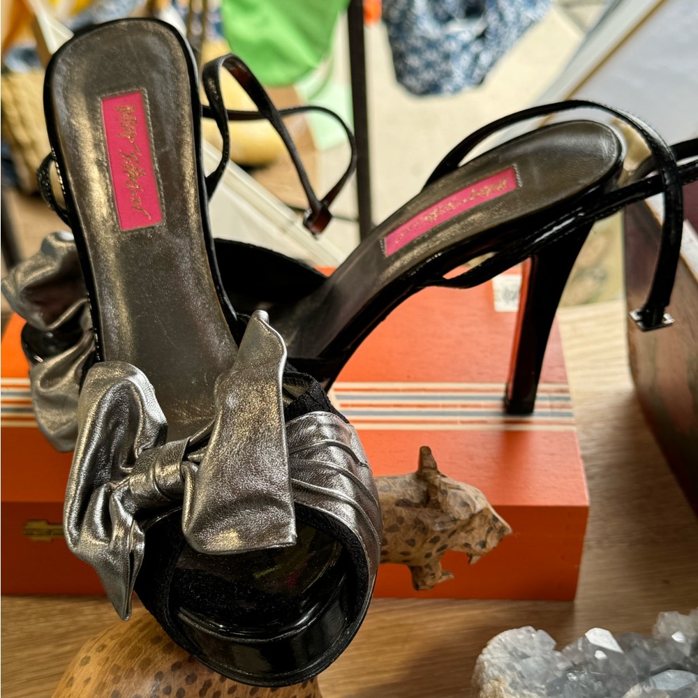 Betsy Johnson size 8 heels never worn